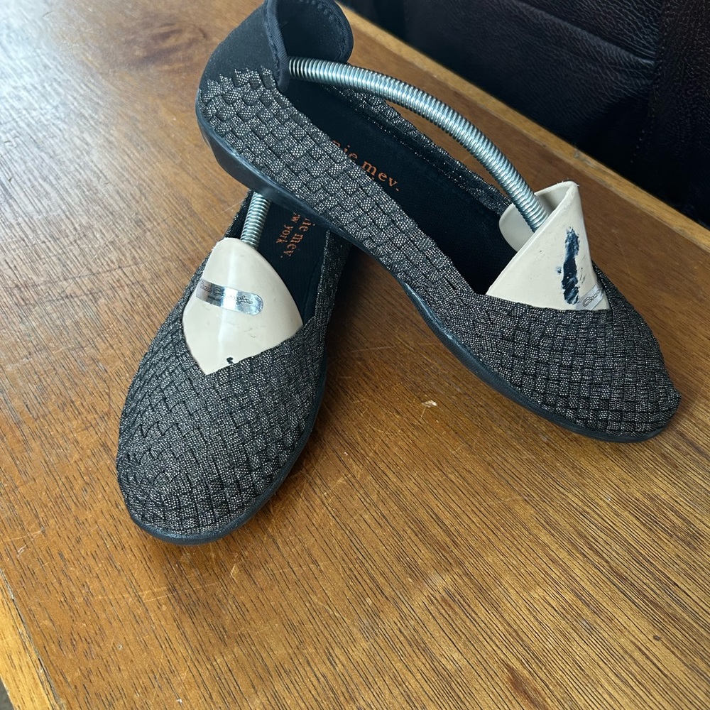 bernie mev.  Catwalk Black and Gold tone Flats